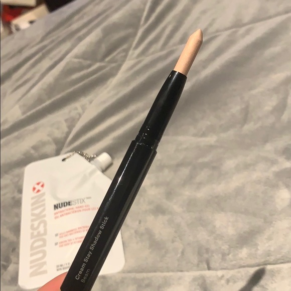 GLO SKINBEAUTY mint balm+eyeshadow stick - Picture 9 of 10